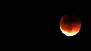 خسوف القمر الكامل في رمضان 2026 يتزامن مع القمر الدموي وتفاصيل ظاهرة فلكية نادرة